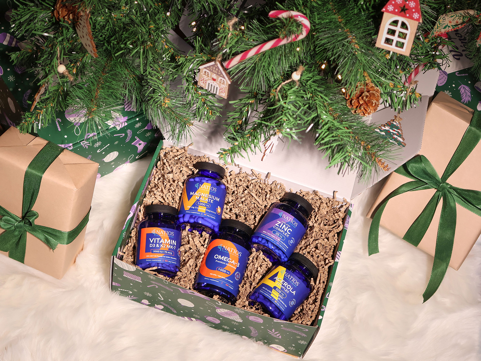 darčekový balíček Natios pod vianočným stromčekom